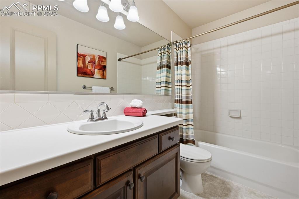 Image 32 of 42: Bathroom