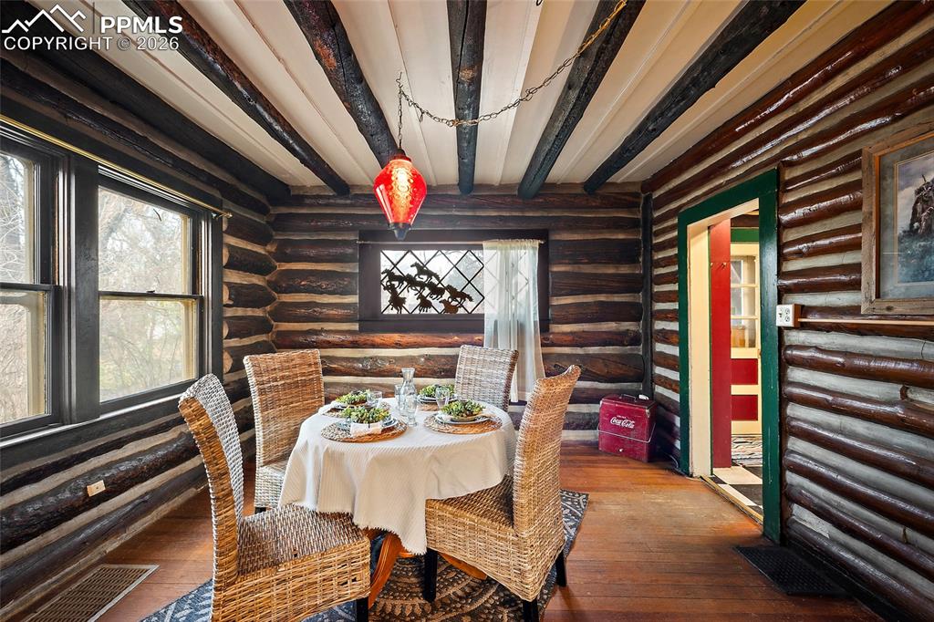 Image 11 of 37: Dining Area