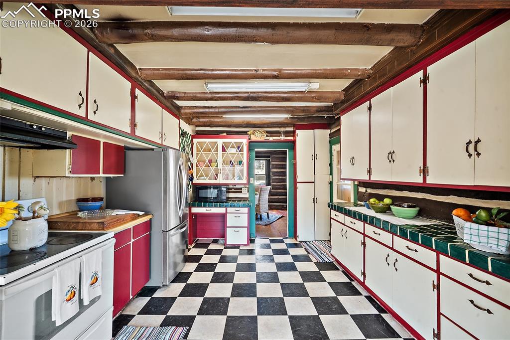 Image 15 of 37: Kitchen