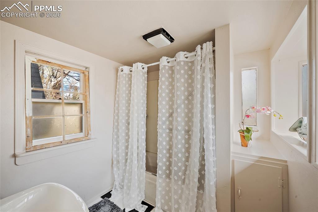 Image 20 of 37: Bathroom