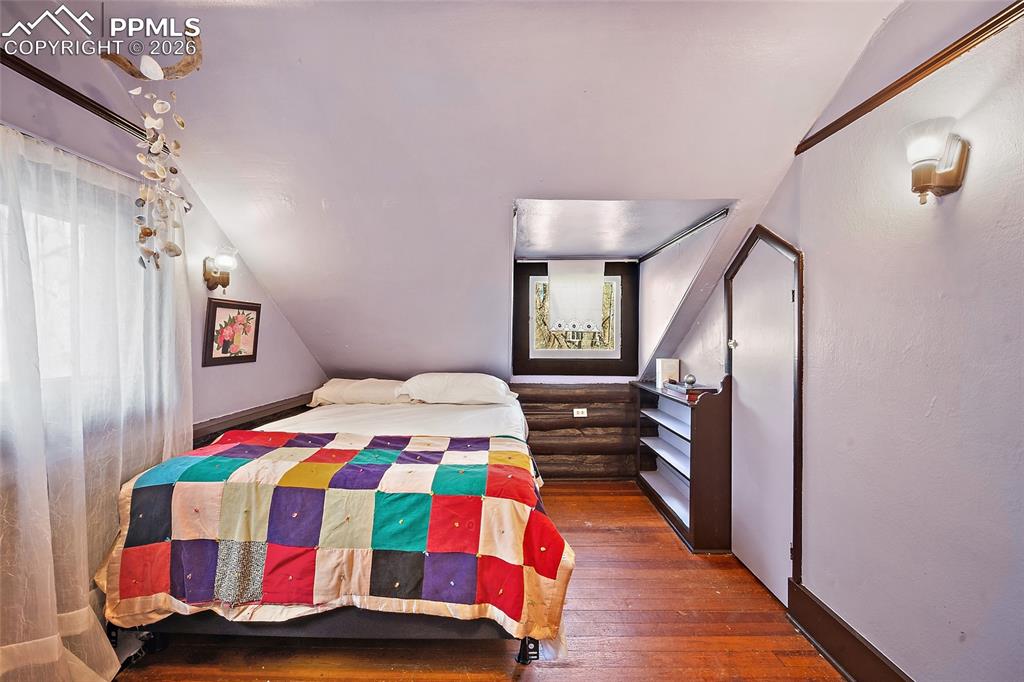 Image 22 of 37: Bedroom