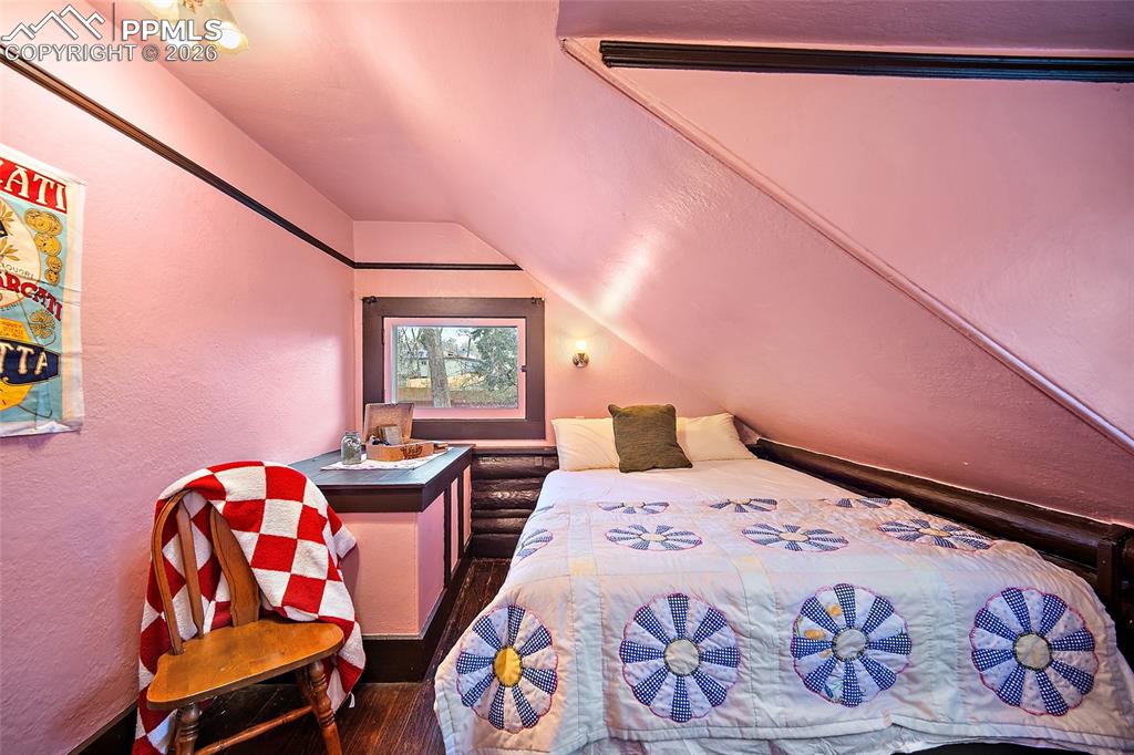 Image 23 of 37: Bedroom