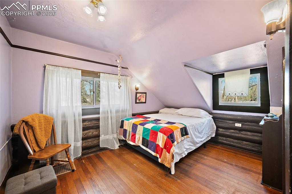 Image 24 of 37: Bedroom