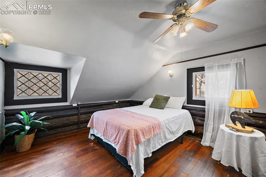 Image 25 of 37: Bedroom