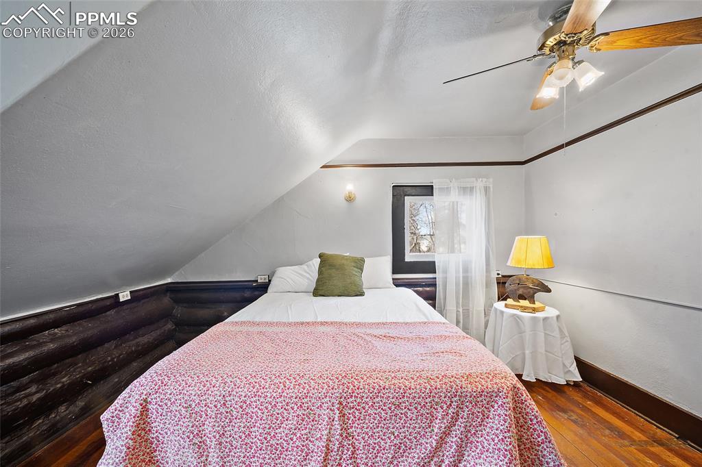 Image 26 of 37: Bedroom