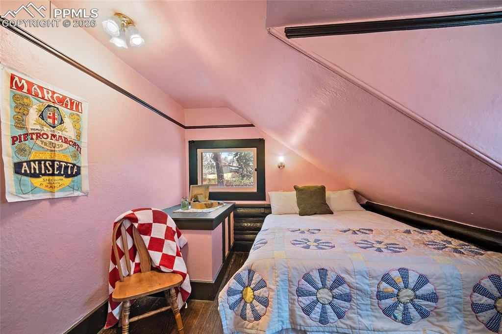 Image 27 of 37: Bedroom