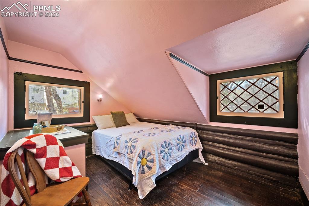 Image 28 of 37: Bedroom