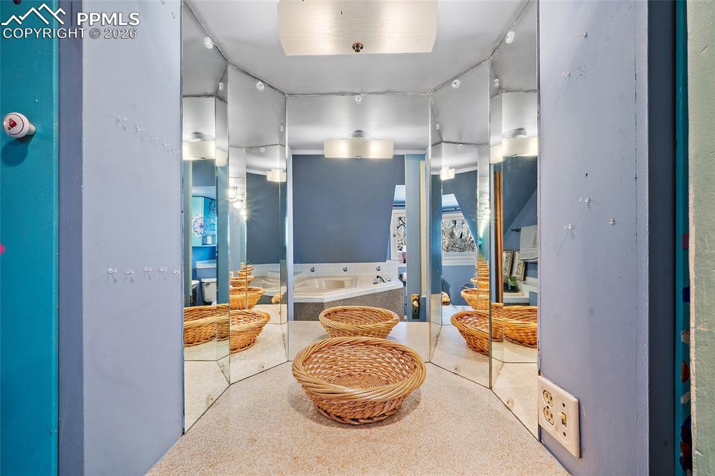 Image 29 of 37: Bathroom