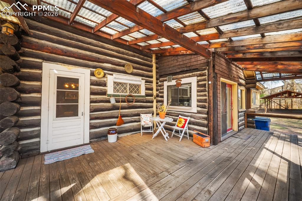 Image 33 of 37: Deck