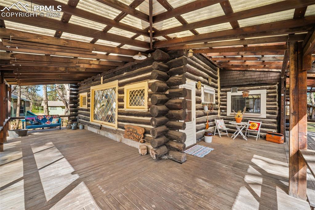 Image 36 of 37: Deck