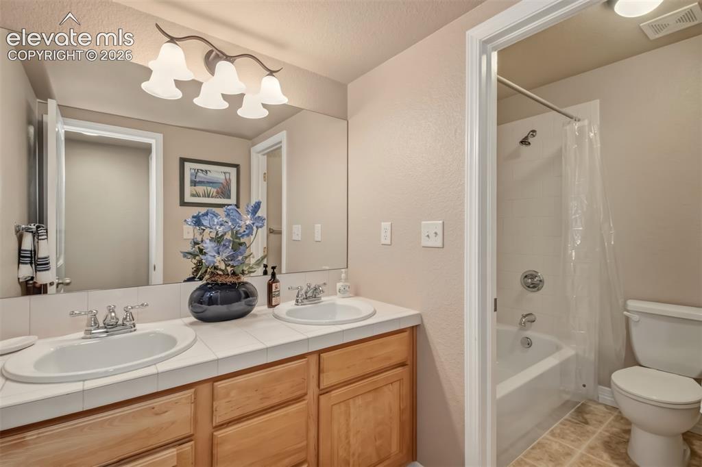 Image 14 of 35: Bathroom