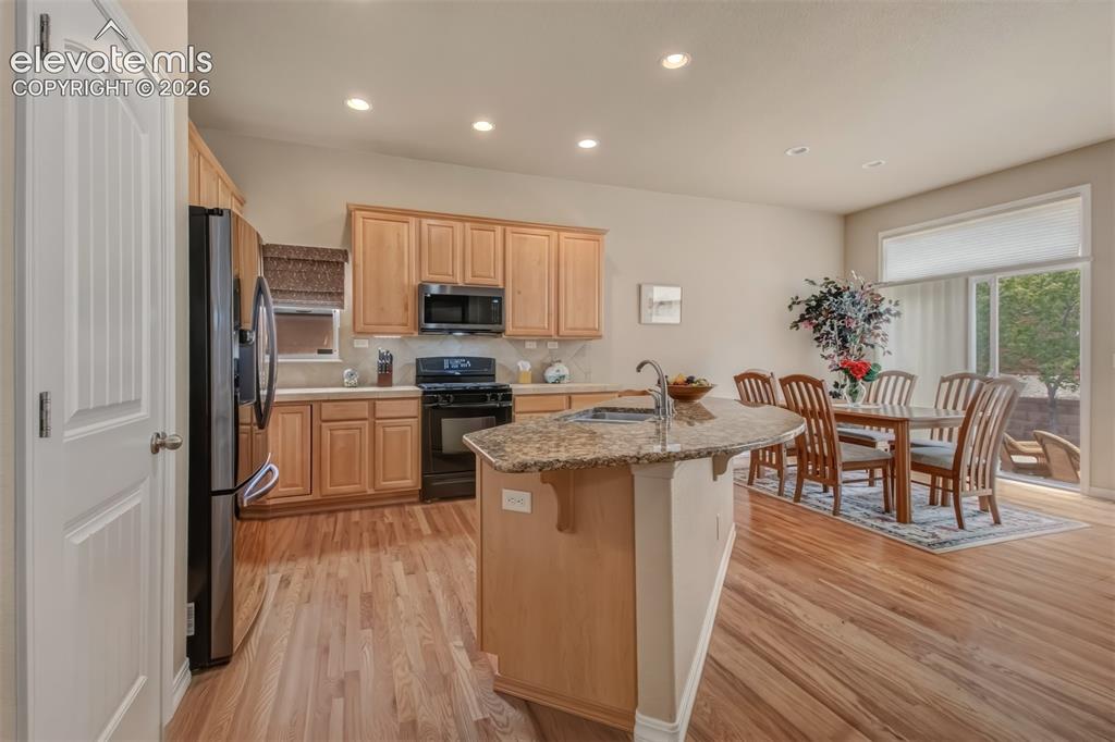 Image 7 of 35: Kitchen