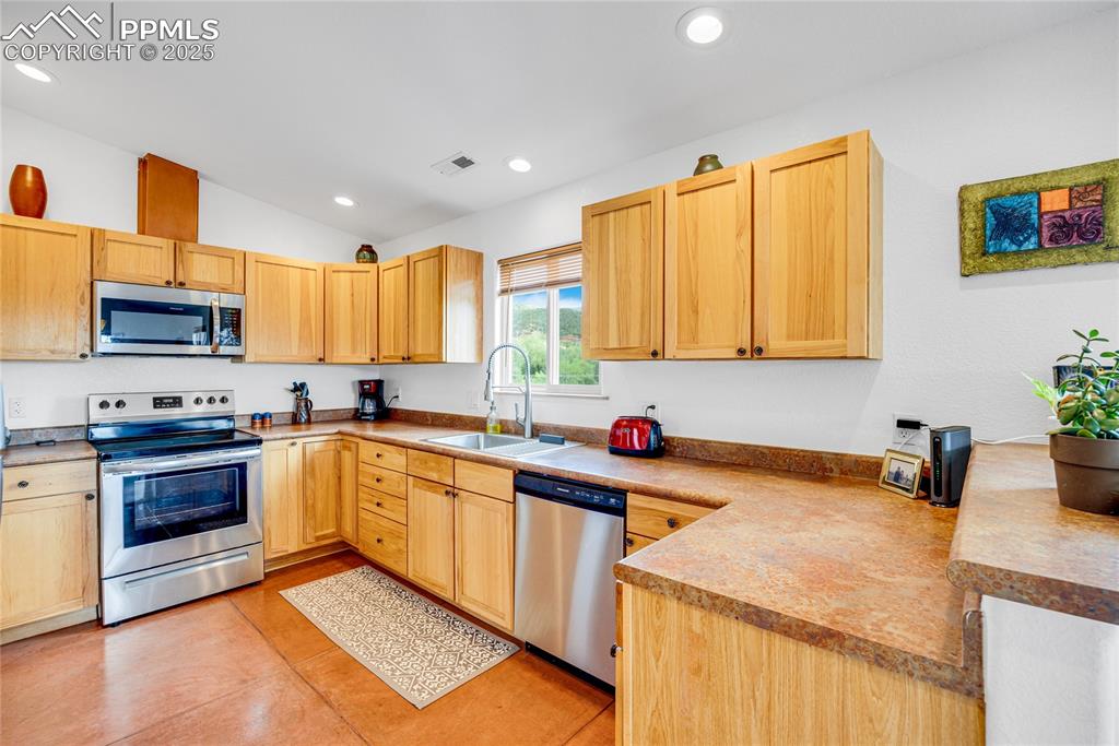 Image 17 of 40: Kitchen