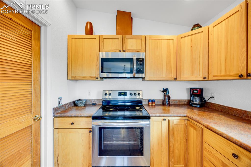 Image 19 of 40: Kitchen