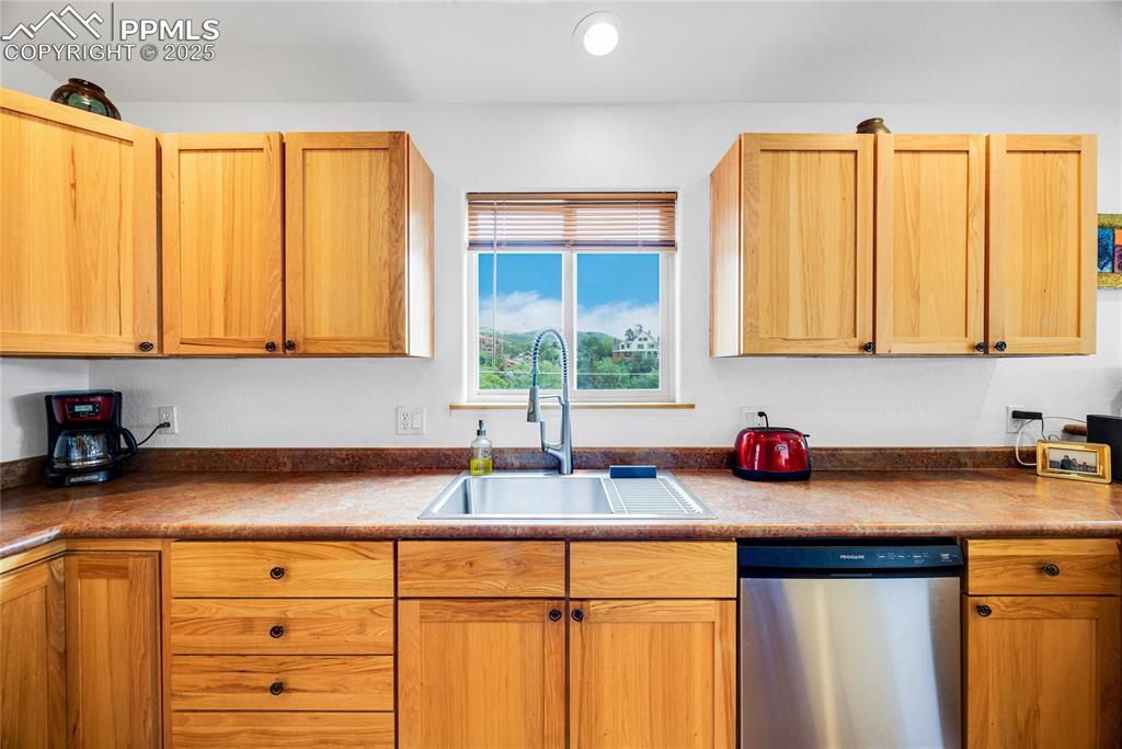 Image 20 of 40: Kitchen