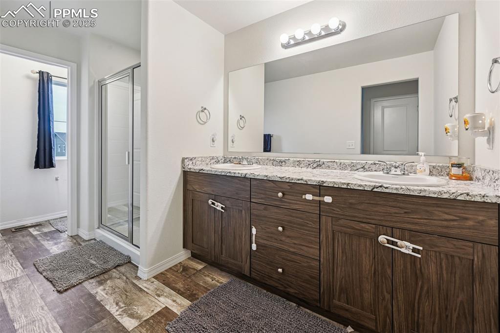 Image 16 of 28: Bathroom