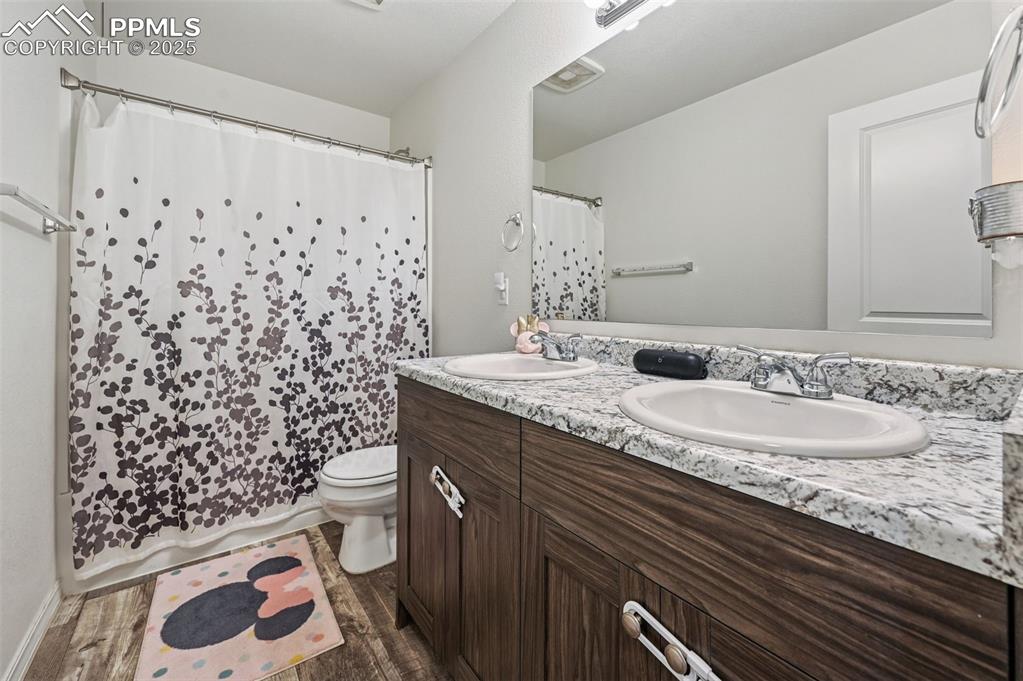 Image 19 of 28: Bathroom