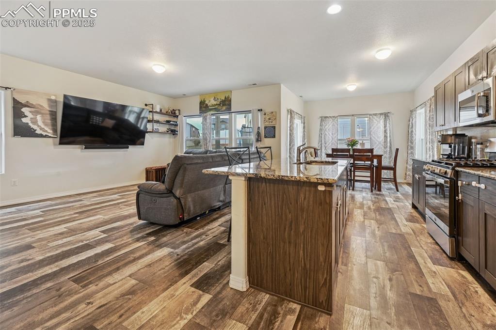 Image 7 of 28: Kitchen