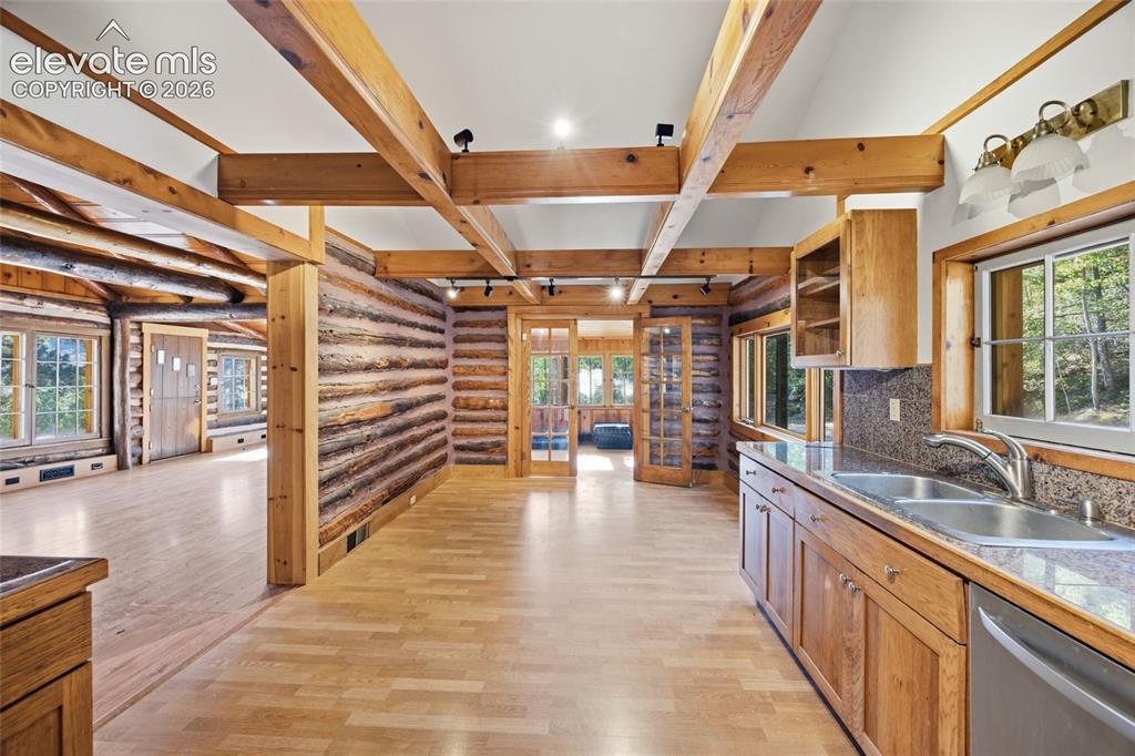 Image 10 of 50: Kitchen