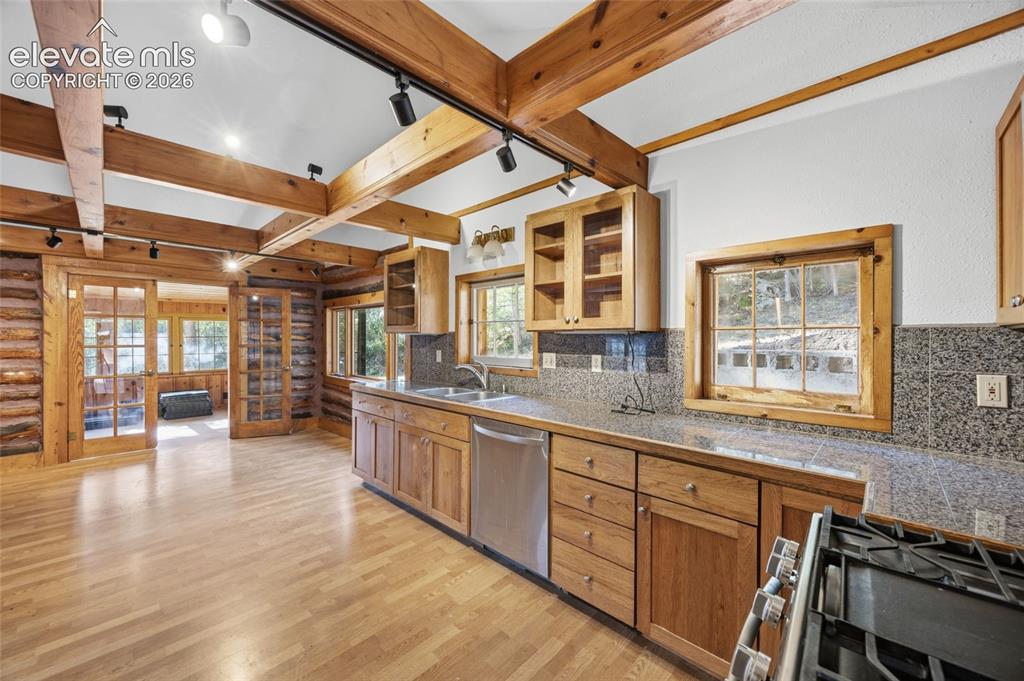 Image 11 of 50: Kitchen