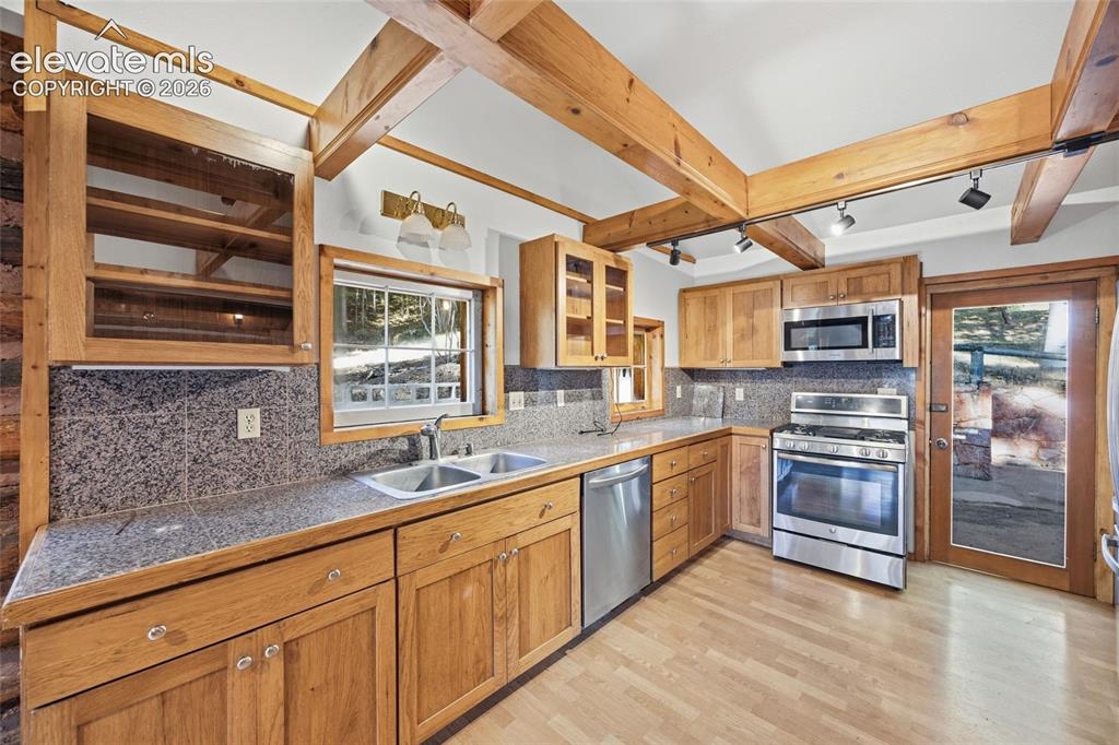 Image 12 of 50: Kitchen