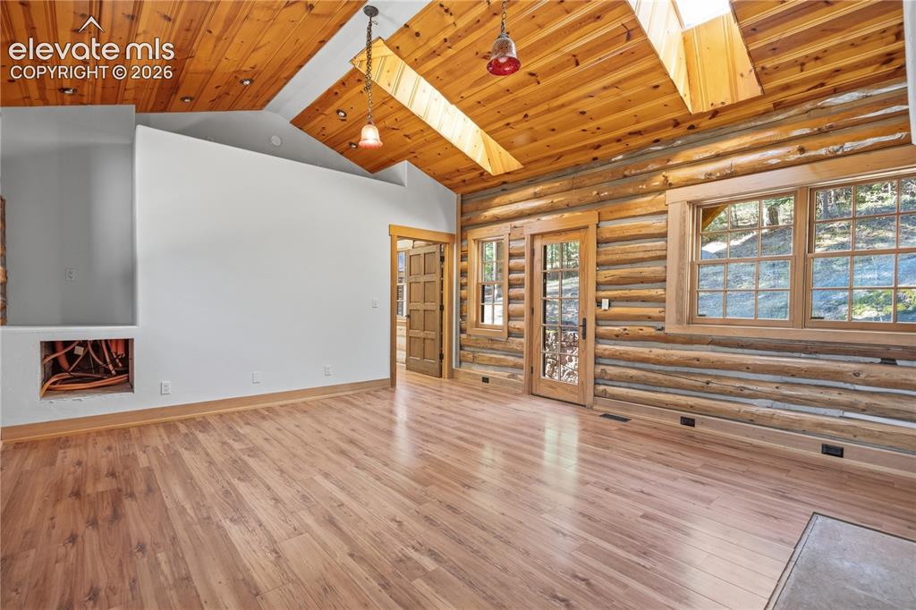 Image 19 of 50: Living Room