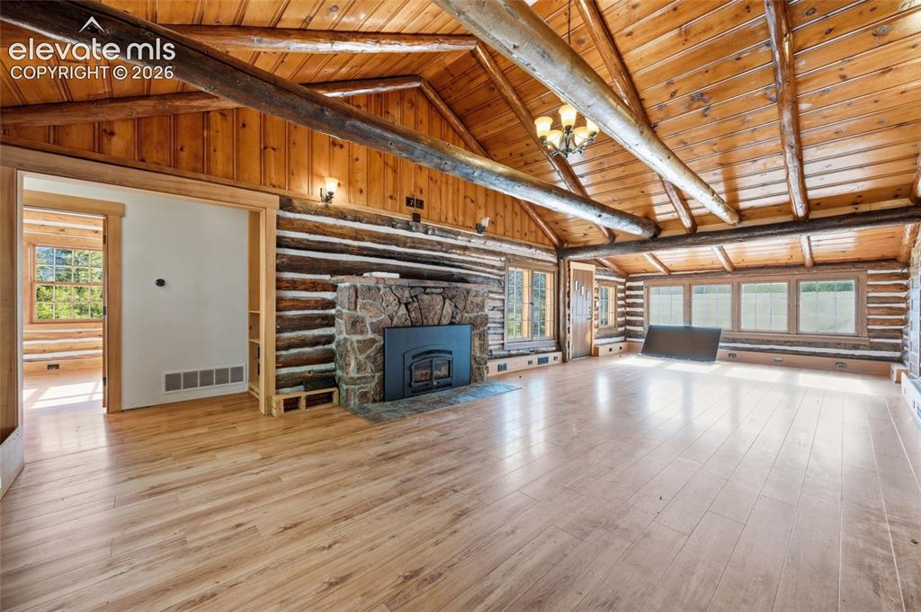 Image 8 of 50: Living Room