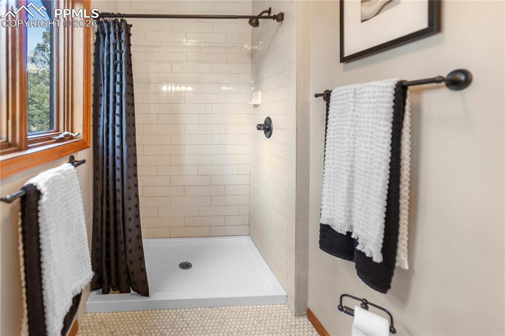 Image 24 of 37: Upper Level Master Bath