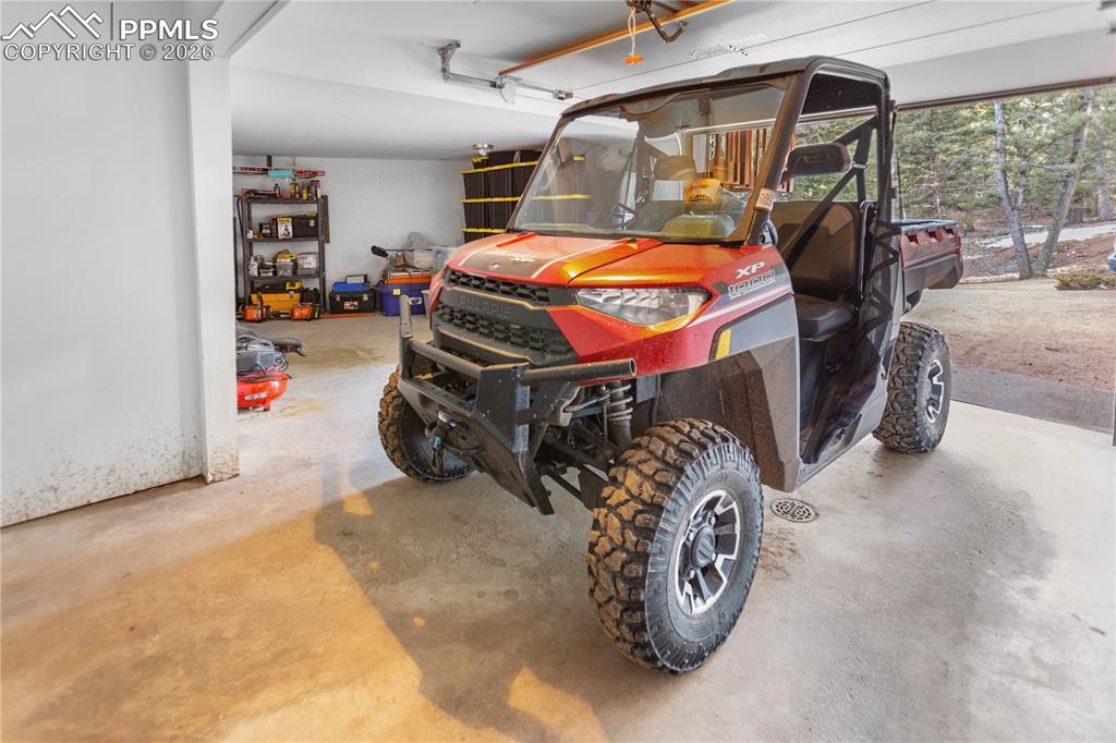 Image 33 of 37: Oversized garage