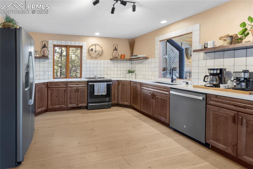 Image 9 of 37: Kitchen