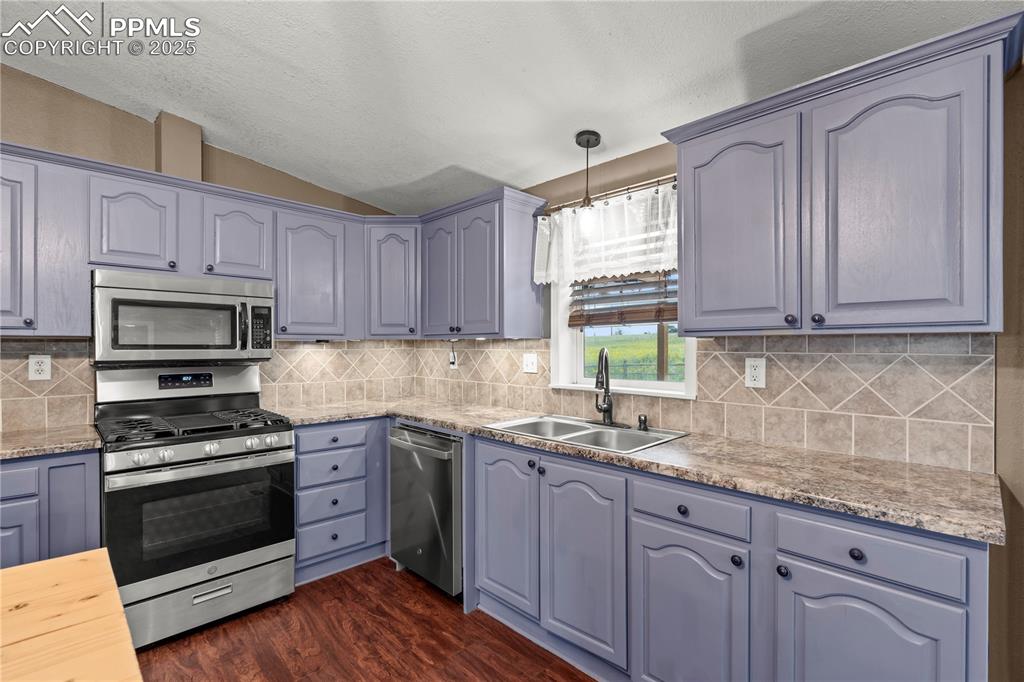 Image 14 of 35: Kitchen