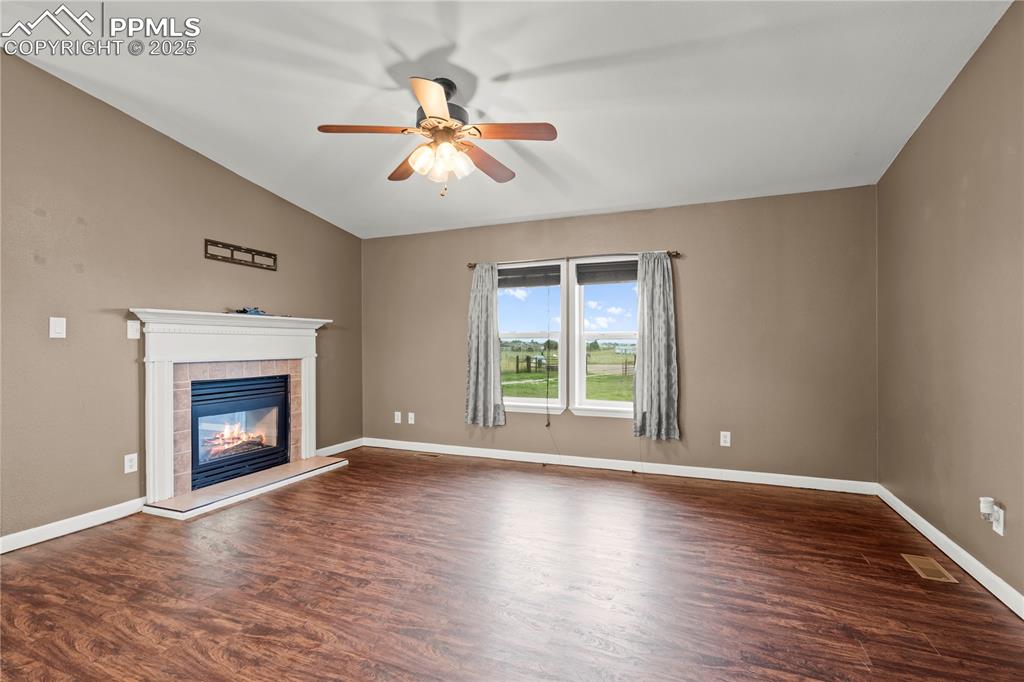 Image 16 of 35: Living Room