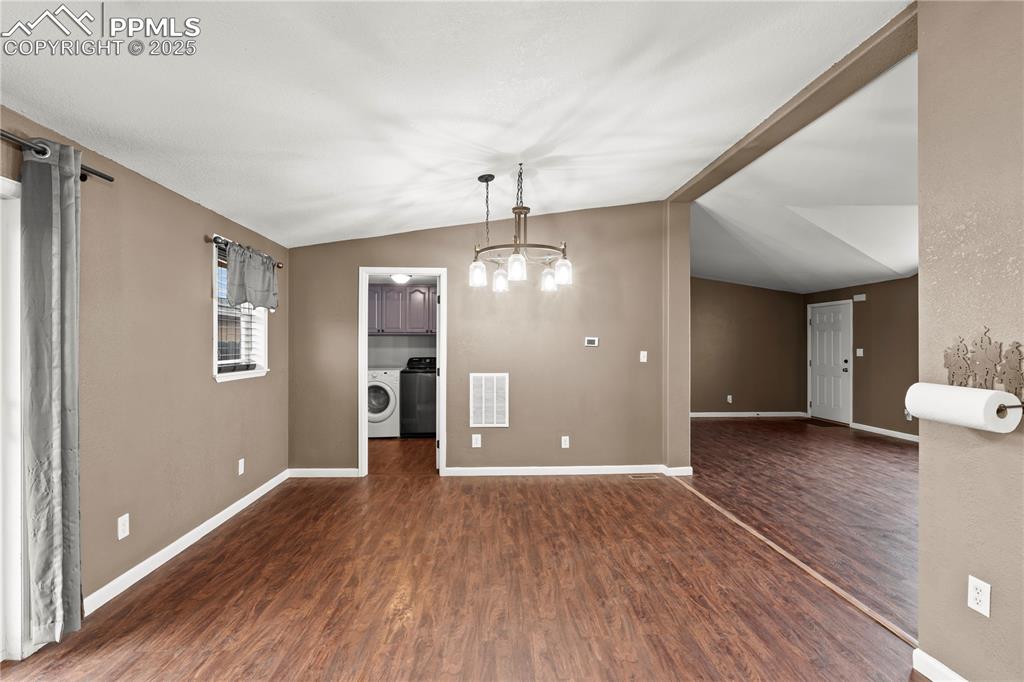 Image 17 of 35: Dining Area