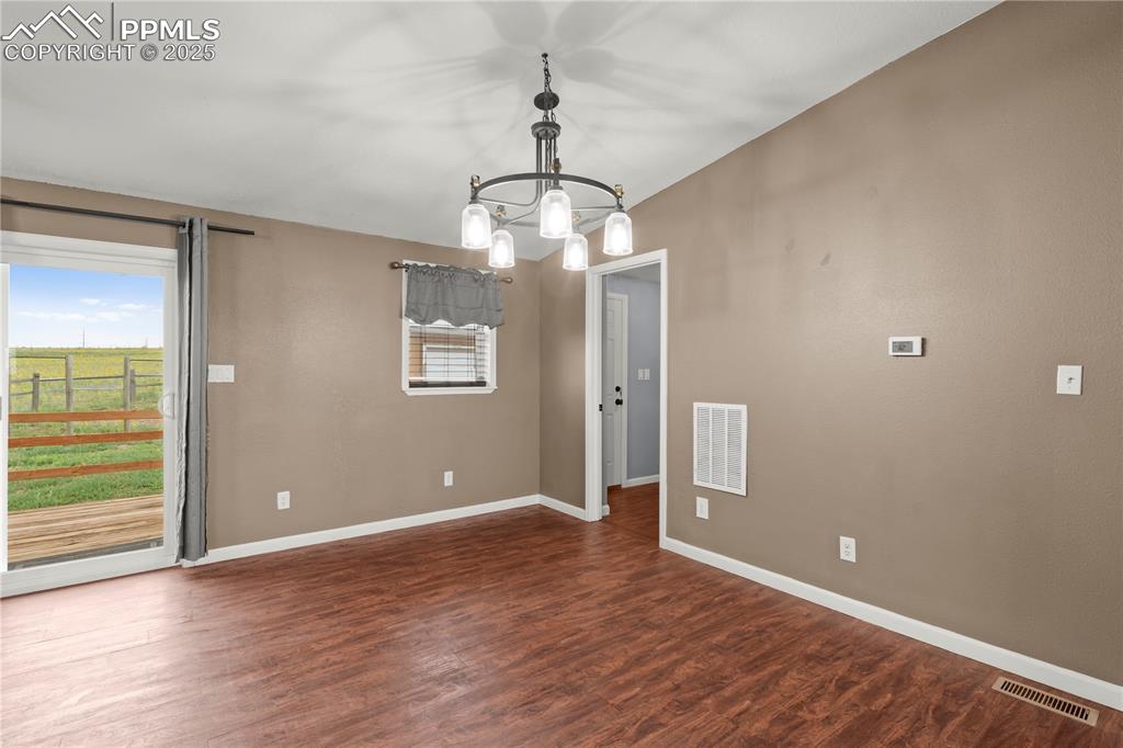 Image 18 of 35: Dining Area