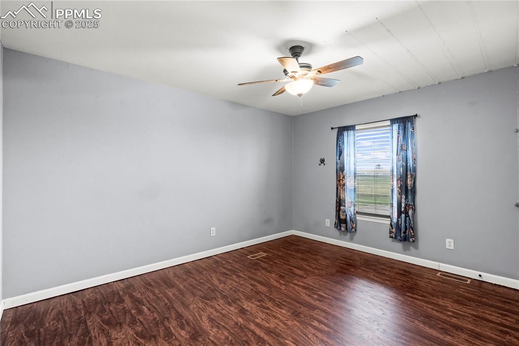 Image 20 of 35: Bedroom