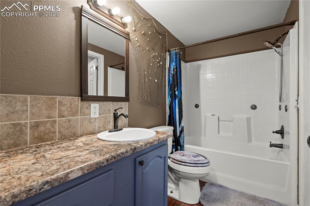 Image 29 of 35: Bathroom