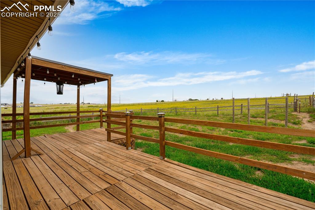 Image 32 of 35: Deck