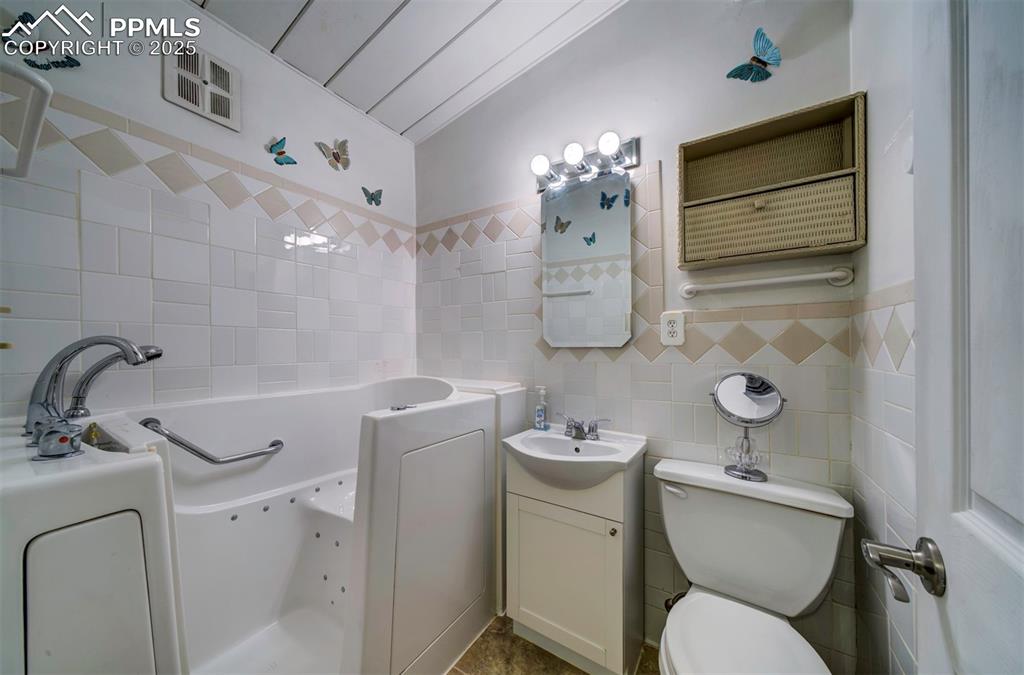 Image 11 of 27: Bathroom