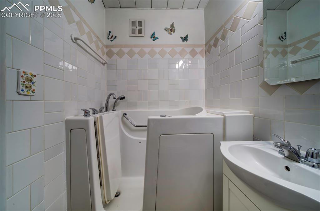Image 12 of 27: Bathroom