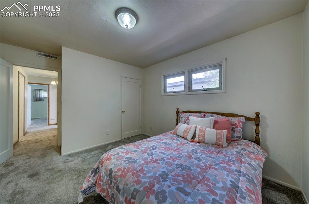 Image 14 of 27: Bedroom