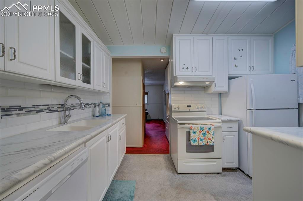 Image 17 of 27: Kitchen