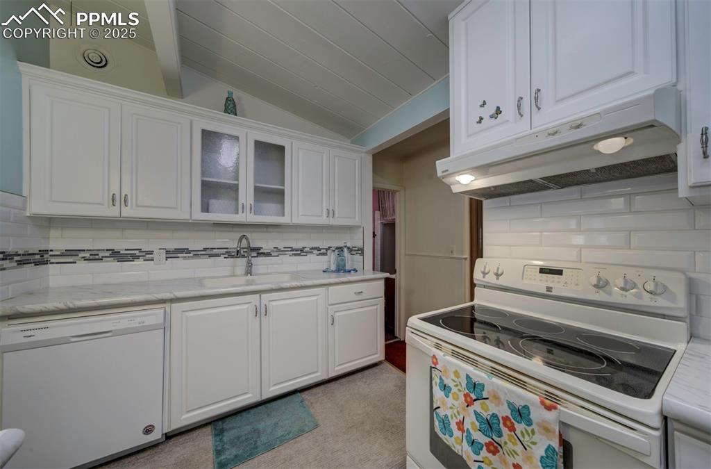 Image 19 of 27: Kitchen