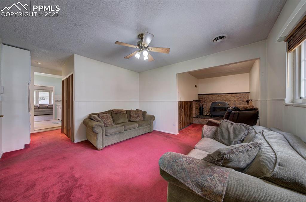 Image 21 of 27: Living Room