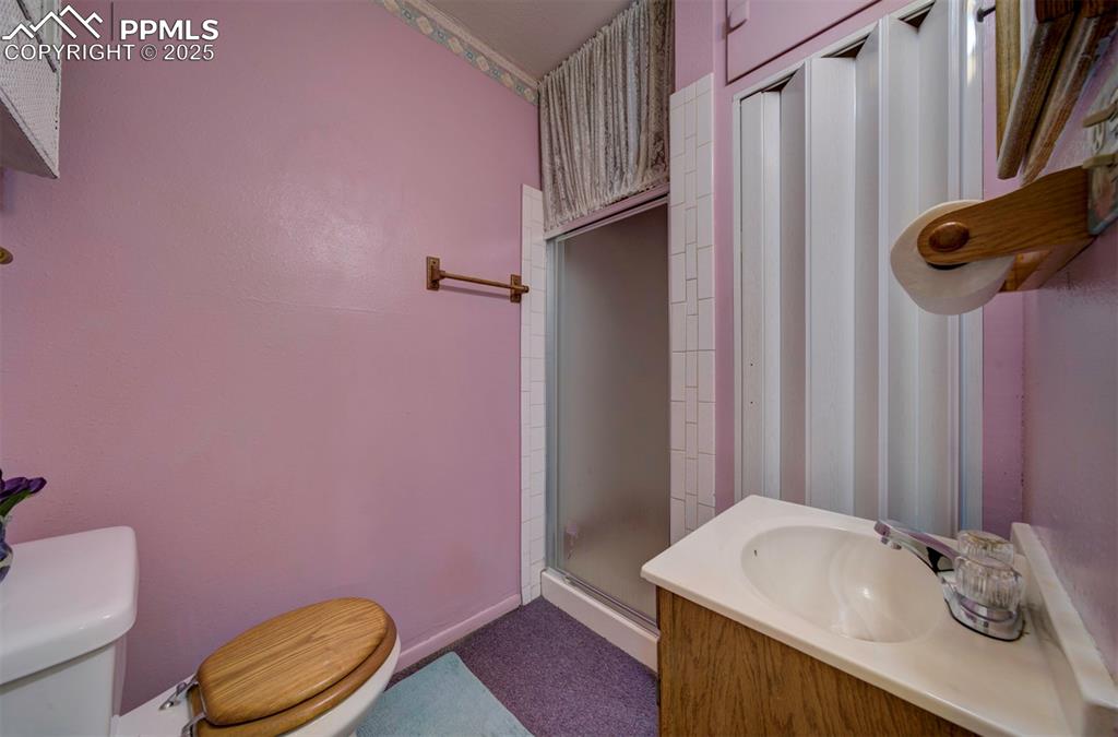 Image 24 of 27: Bathroom