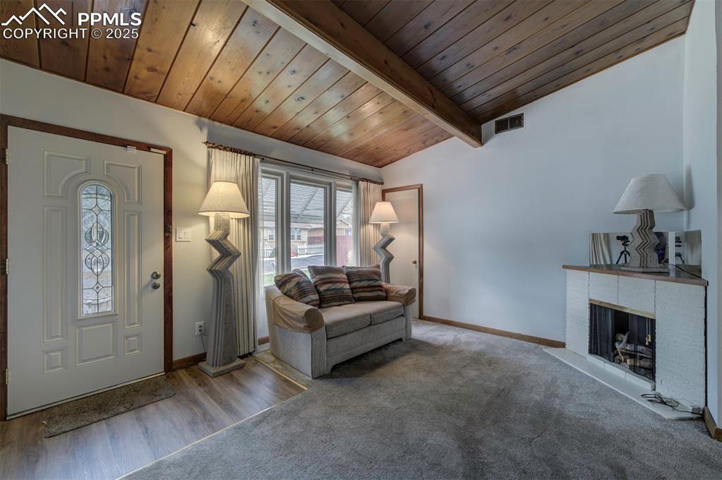 Image 8 of 27: Entry