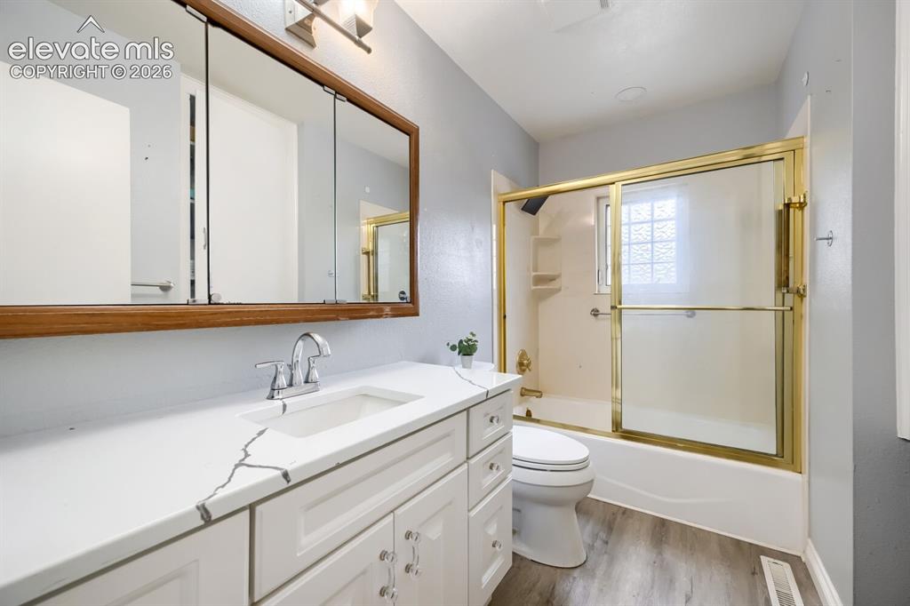 Image 14 of 28: Bathroom