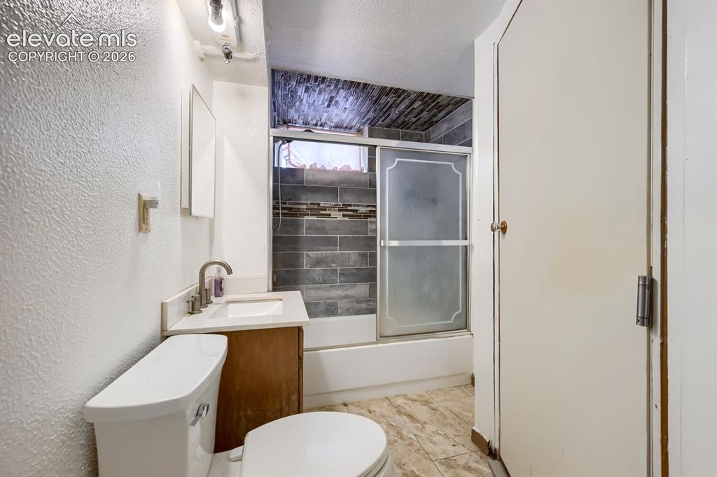Image 16 of 28: Bathroom