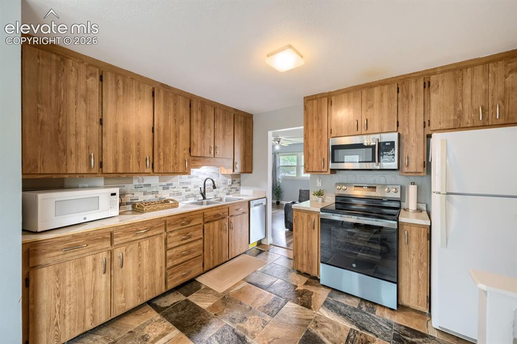 Image 8 of 28: Kitchen