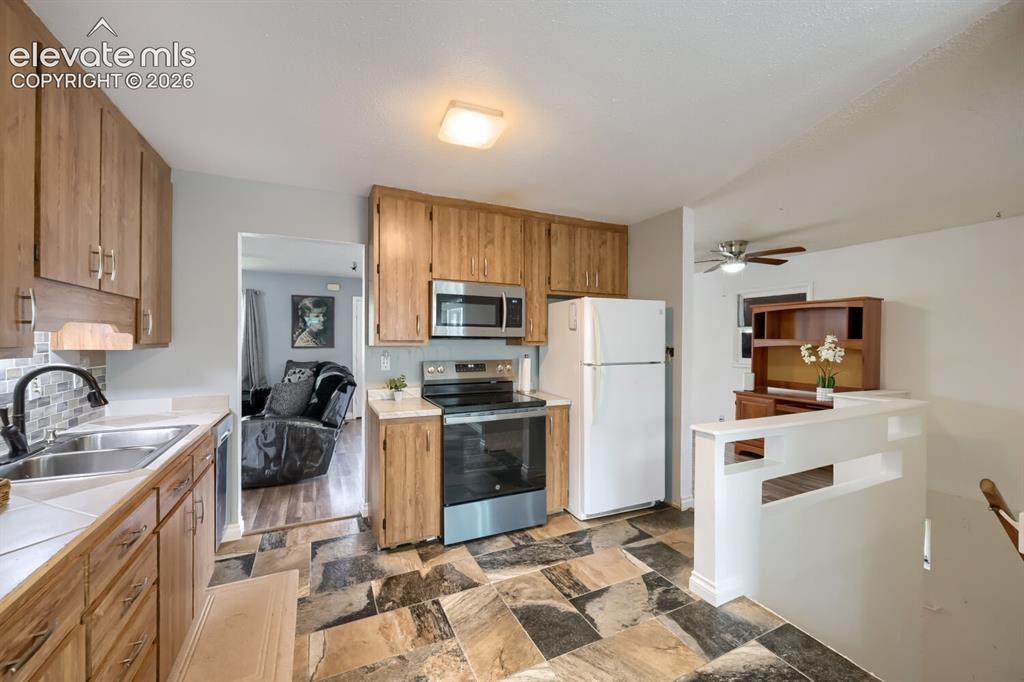 Image 9 of 28: Kitchen