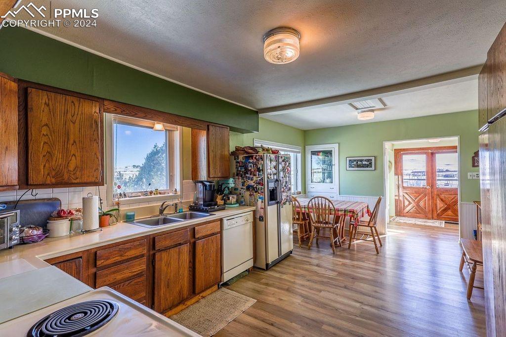 Image 18 of 50: Main House Kitchen. Open and Bright!
